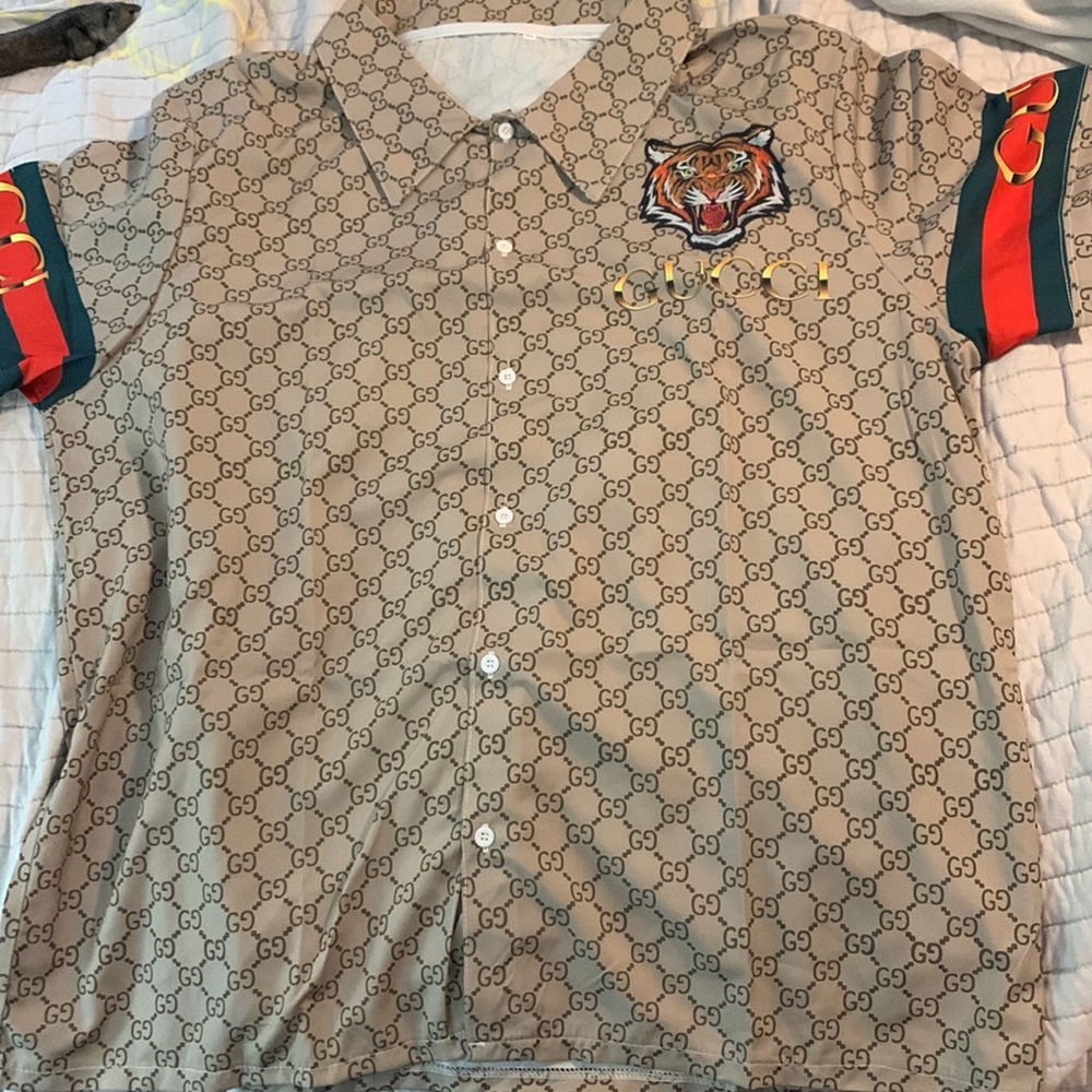XL Gucci printed with tiger buttoned up lightweight shirt or men or women